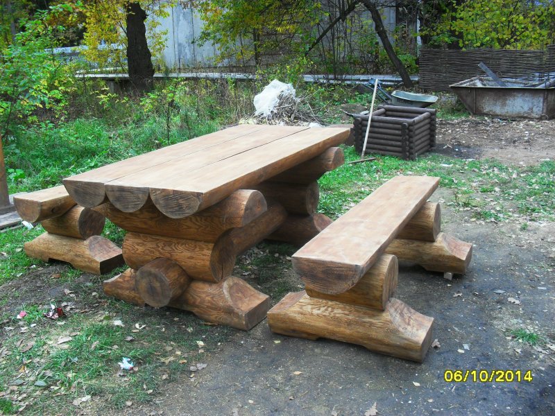 Стол и скамейки из бревна