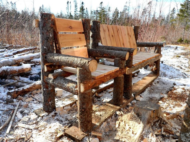 Скамейка стулья из бревна
