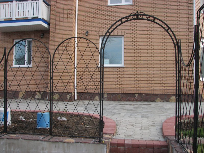 Кованая шпалера для винограда