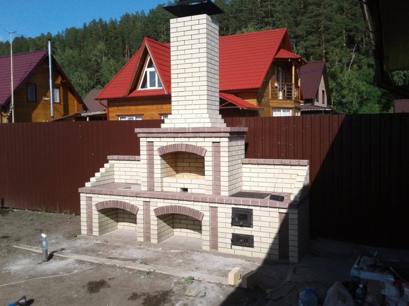 Печь из белого кирпича в барбекю