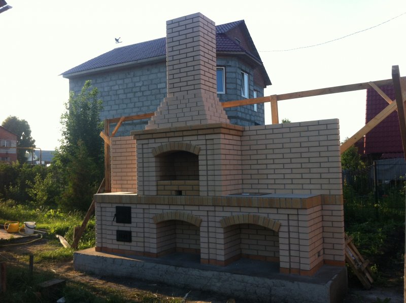 Мангальный комплекс с казаном из белого кирпича