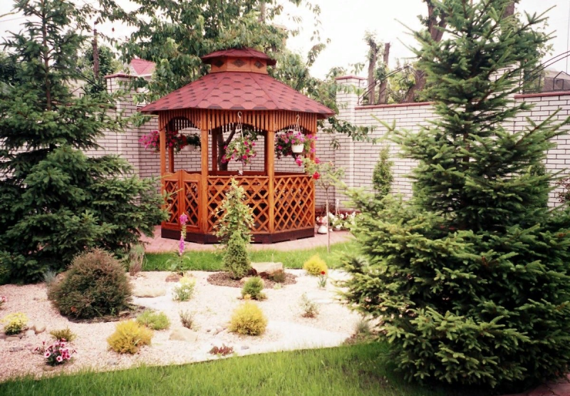 Беседка в елках