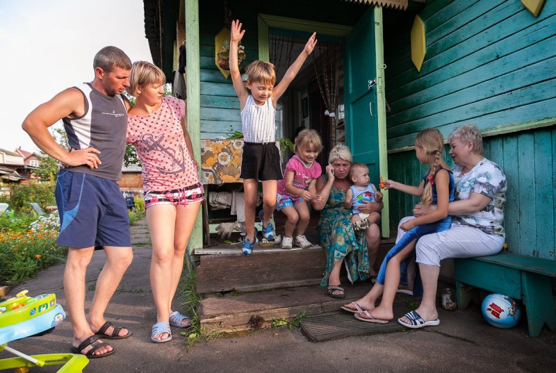 Семья на даче