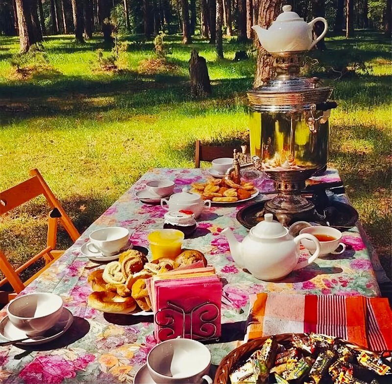 Чайный стол в саду