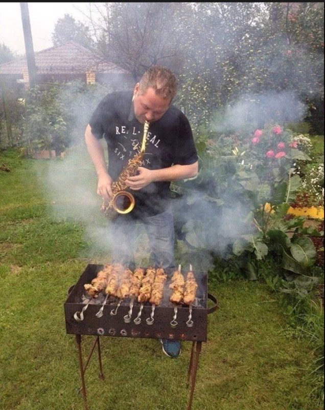 Шашлык на мангале на природе