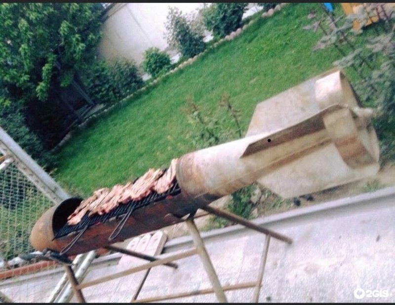 Огромный мангал с шашлыками
