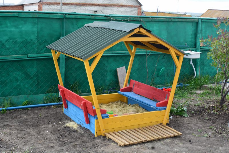Детская песочница с крышей