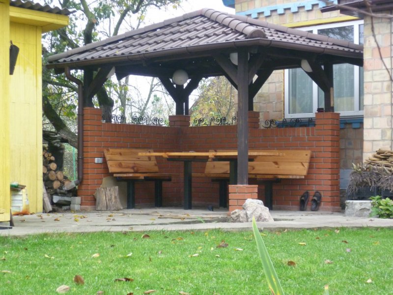 Маленький двухэтажный домик из дерева