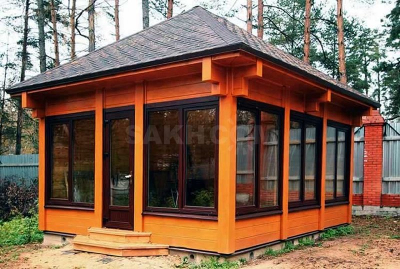 Беседка из кирпича с панорамными окнами