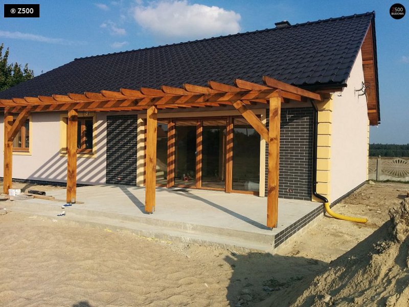 Коттедж с двускатной крышей и террасой