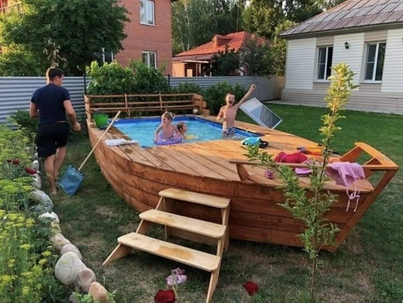 Деревянный корабль с бассейном