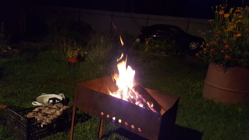 Шашлык вечером на даче