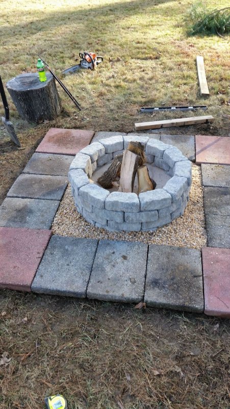 Полукруглая скамейка из кирпича
