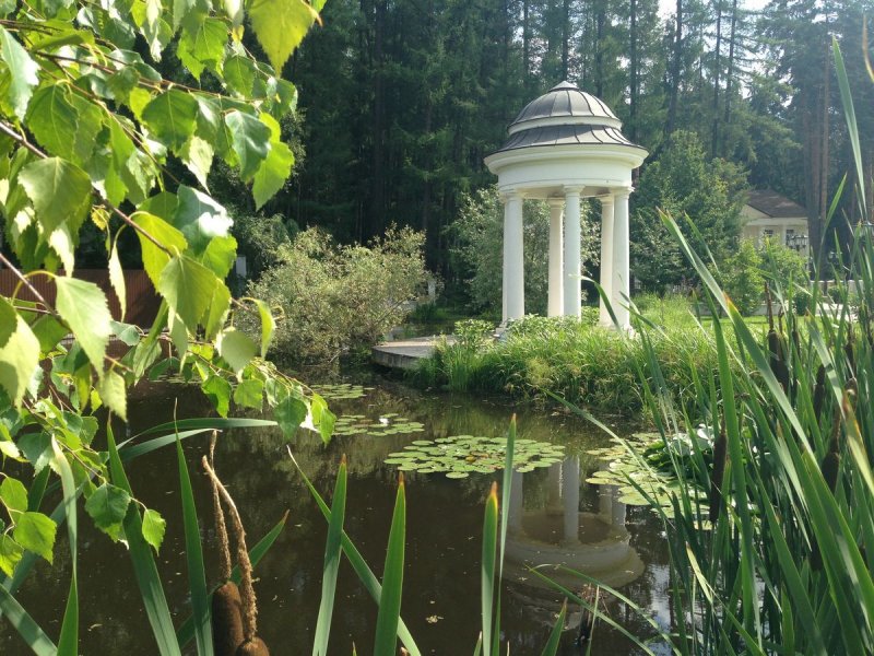 Старинная беседка у воды
