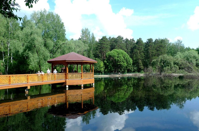 Беседка на берегу реки