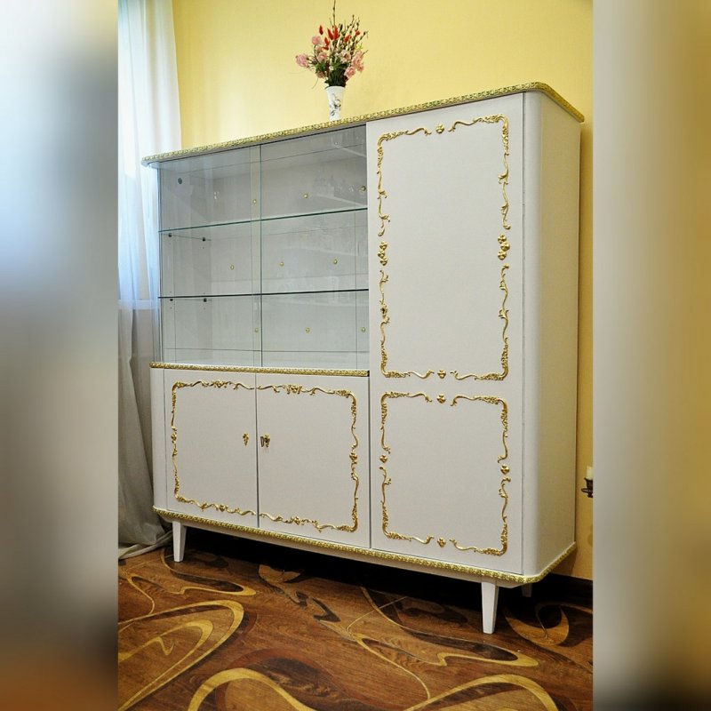 Старый кухонный шкаф