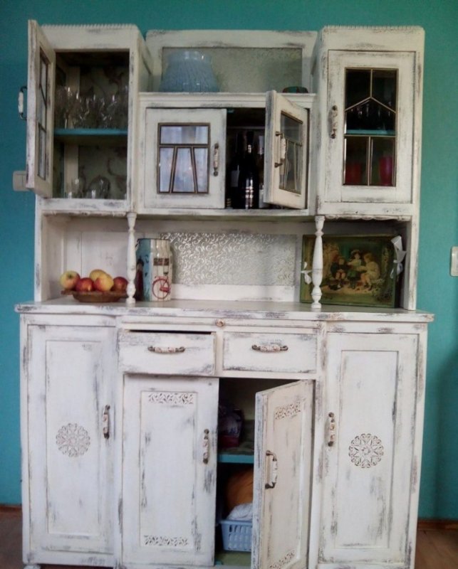 Отреставрированный старинный буфет