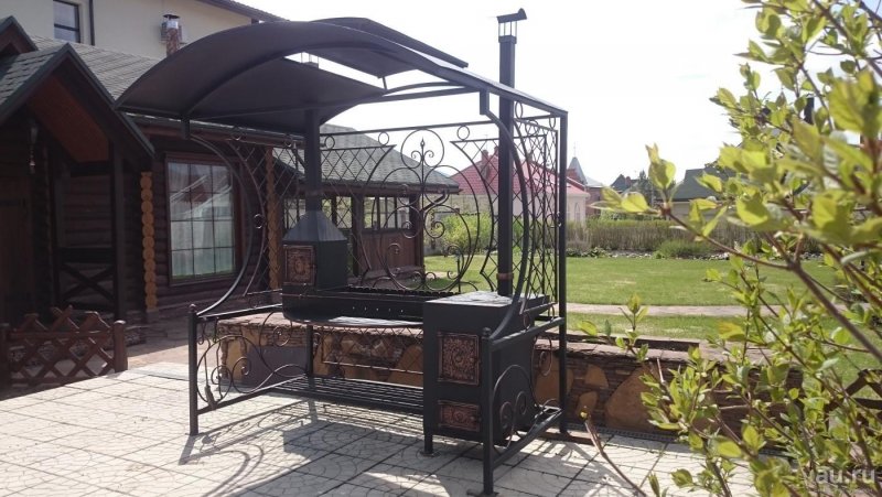 Беседка с мангалом и казаном из металла