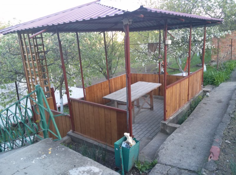 Закрытая беседка из вагонки