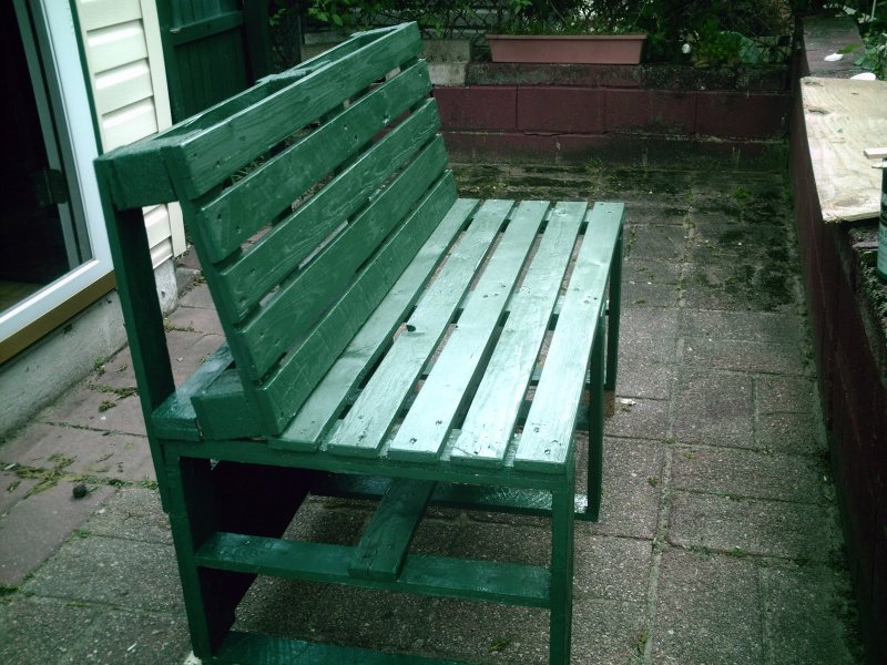 Скамейка со спинкой из поддонов