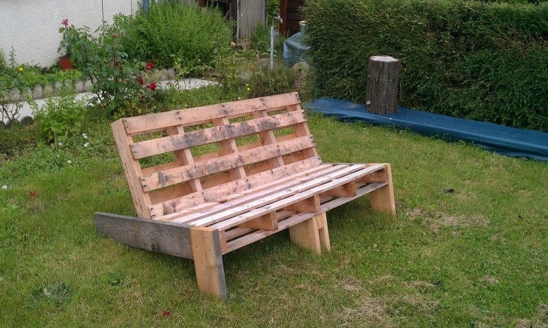 Скамейка со спинкой из поддонов