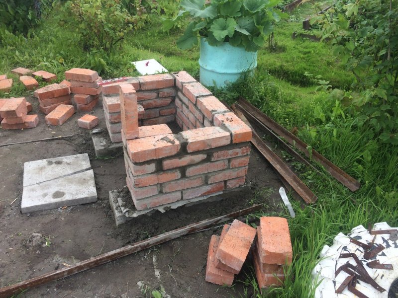 Стационарный мангал из кирпича с крышей