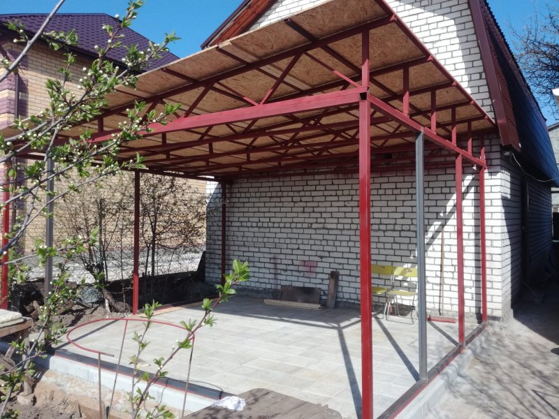 Односкатный навес к дому металлочерепица