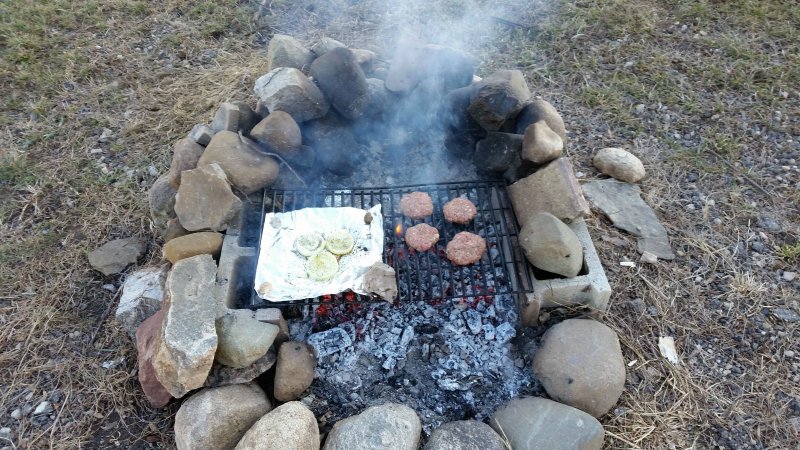 Барбекю из больших камней на земле