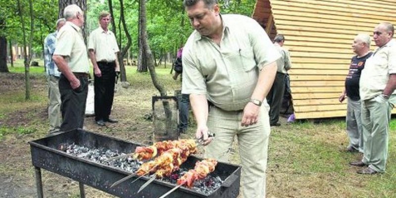 Мангал на природе с шашлыком весной