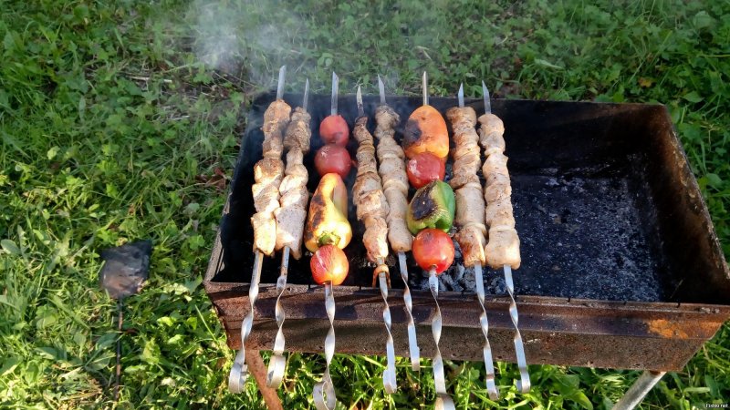 Шашлык на природе на кирпичах