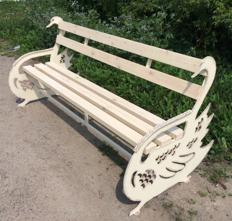 Резная скамья из дерева