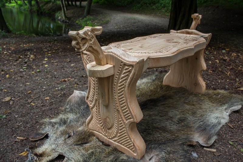 Старинная скамья с ящиком