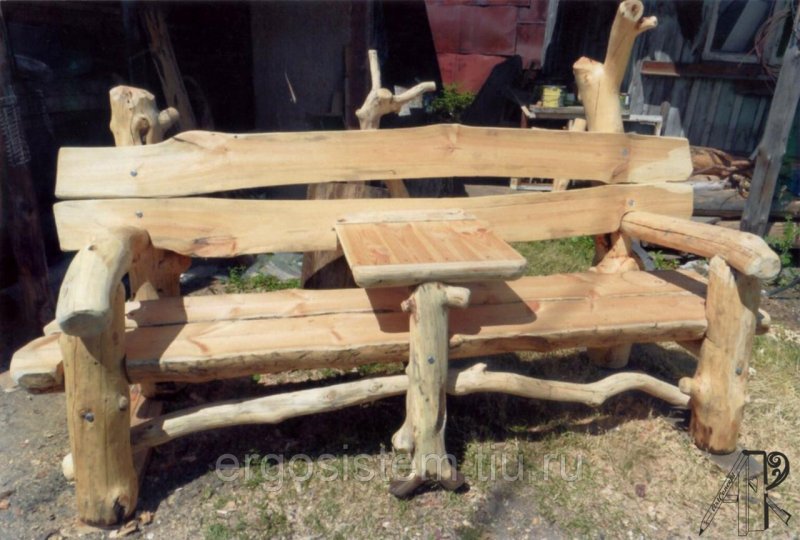 Уличные скамейки из бревен