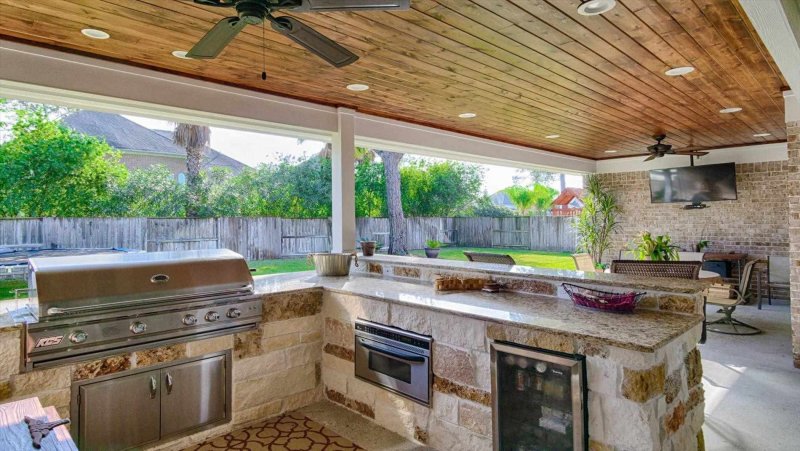 Outdoor Kitchen under Roof