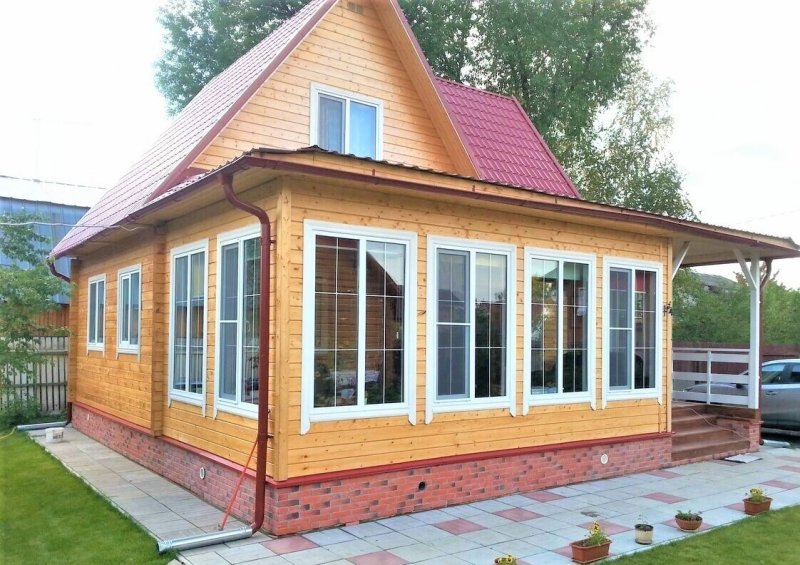 Дачный домик с застекленной верандой