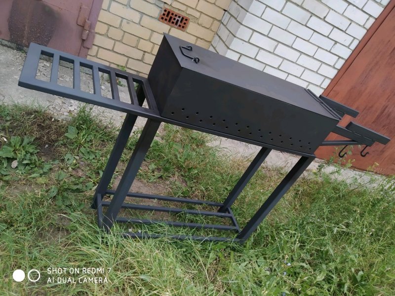 Мангал без крыши с боковыми полками