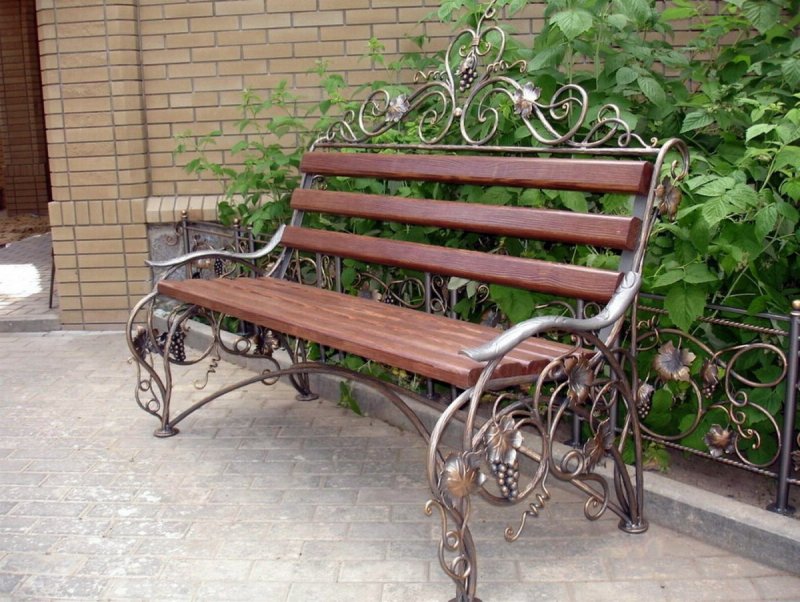 Кованая лавочка в сад