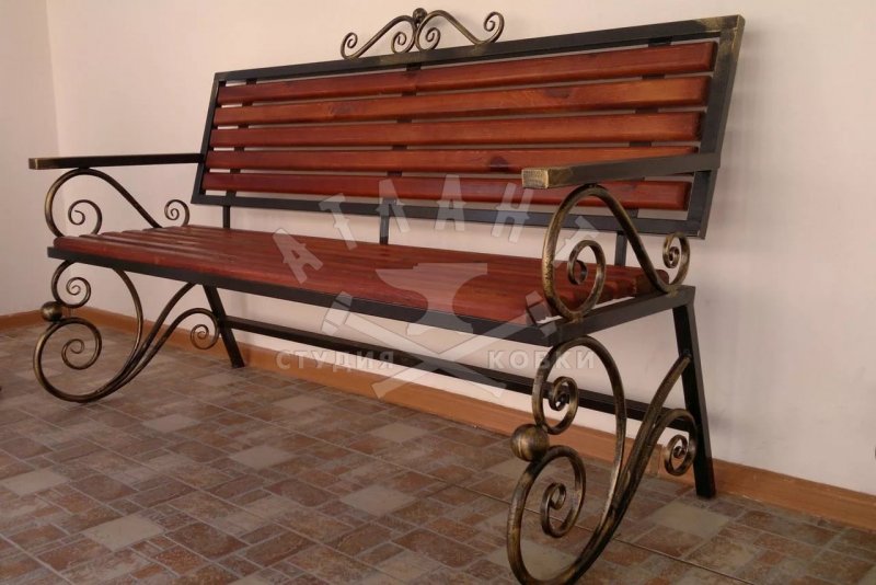 Скамья с элементами ковки