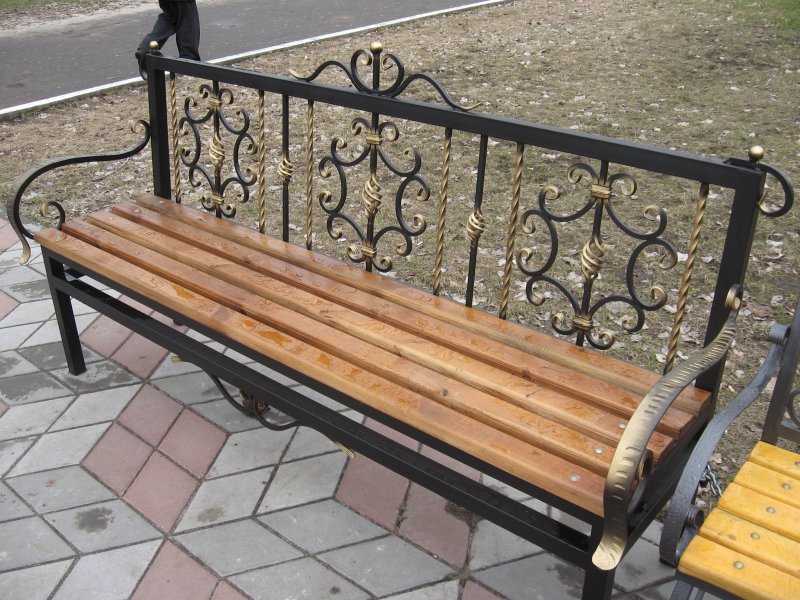 Лавочка с коваными элементами