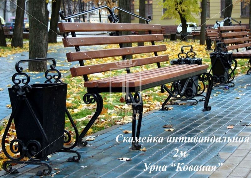 Кованая скамейка в парке