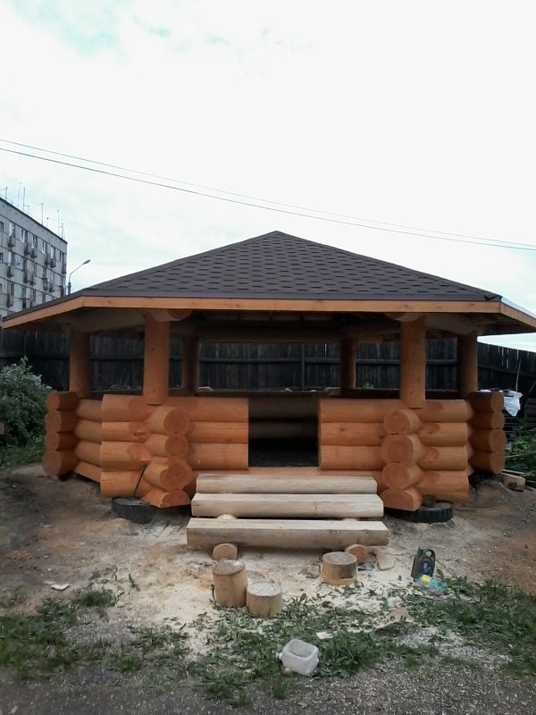 Беседка из оцилиндрованного бревна