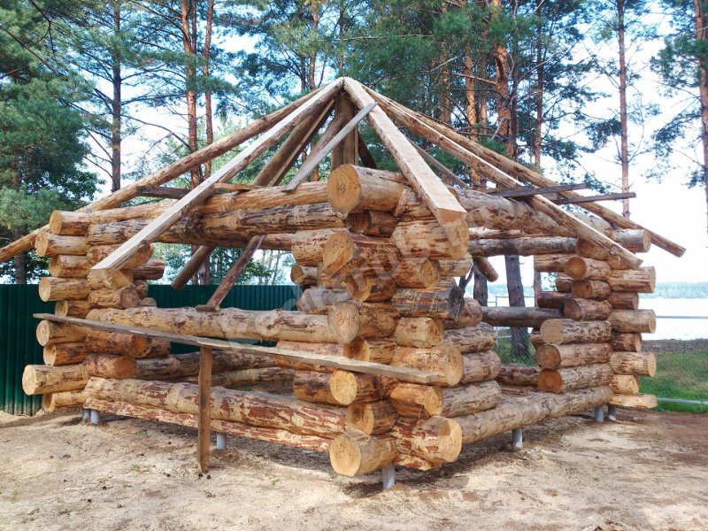 Скамейка из бревна угловая
