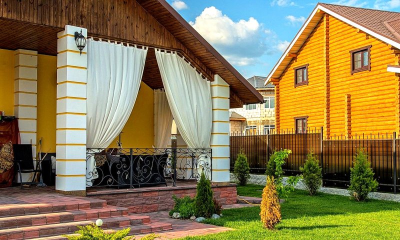 Кирпичный дом с беседкой СГ шторами