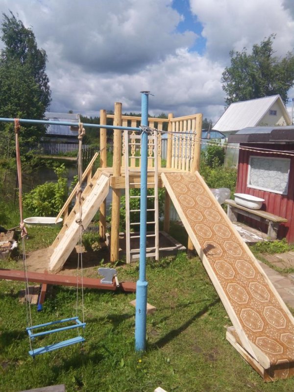 Горка из бревен