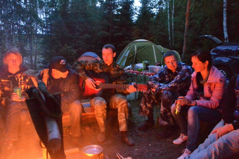 Люди у костра