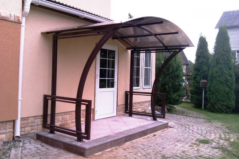 Козырёк над крыльцом