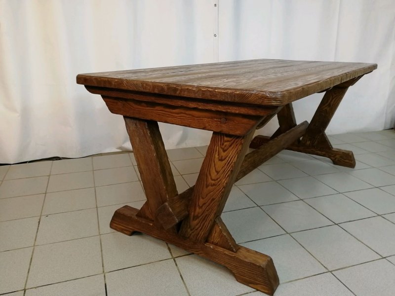 Массивный стол из дерева