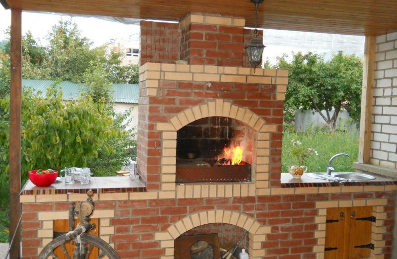 Кирпичный мангал с мойкой