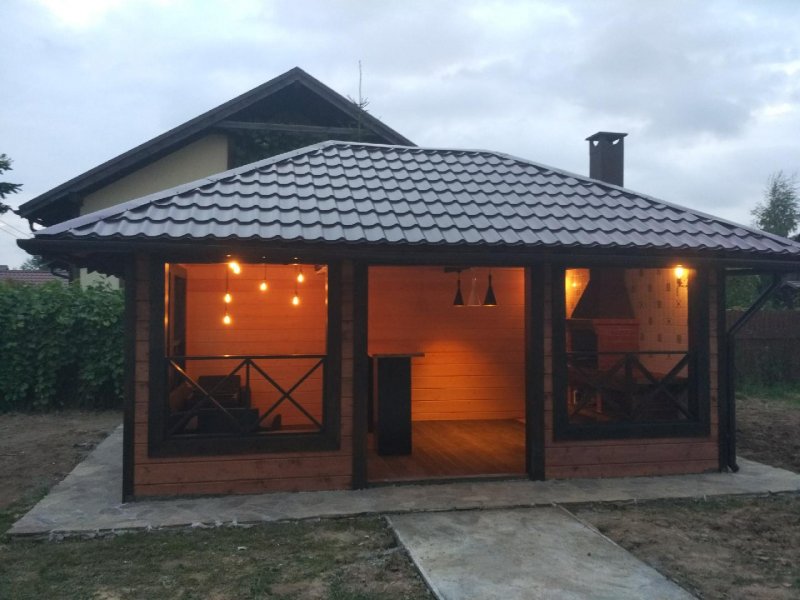 Беседка из кирпичных столбов