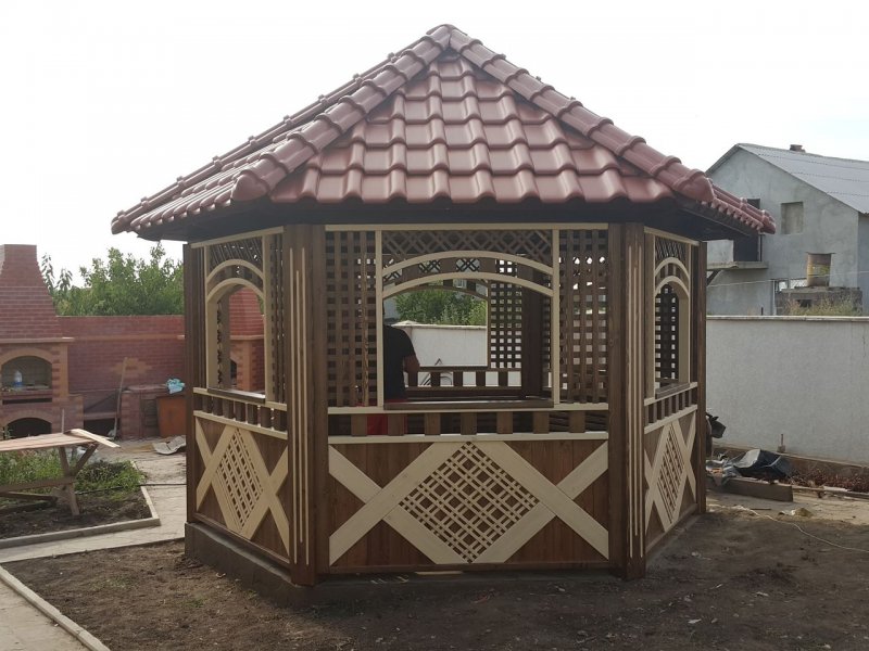 Обшивка металлической беседки